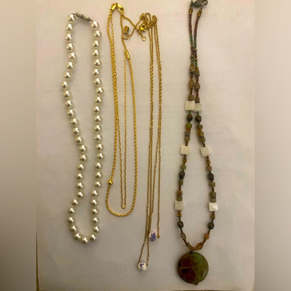 Lot of 4 necklaces